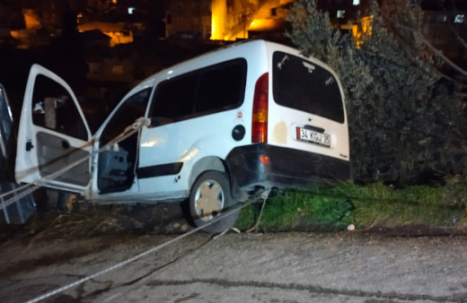 Hafif ticari aracı inşaat alanına düşmekten yol kenarındaki teller kurtardı