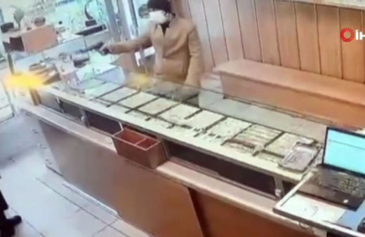İstanbul'da silahlı kuyumcu soygunu kamerada!