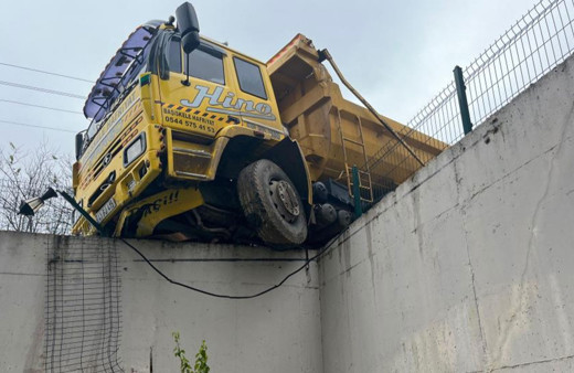 Hafriyat kamyonu istinat duvarında askıda kaldı!