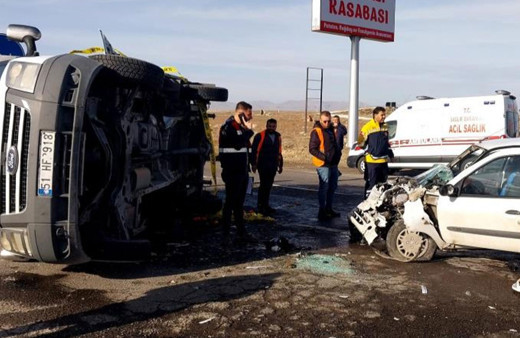 Kamyonet ile otomobil çarpıştı: 1 ölü, 5 yaralı!
