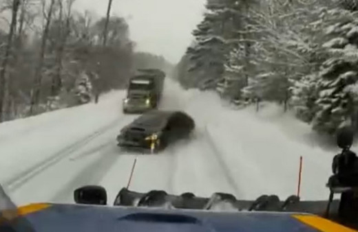 Karla kaplı yolda aracı sollamak isterken kar küreme aracına çarptı, ikiye bölündü