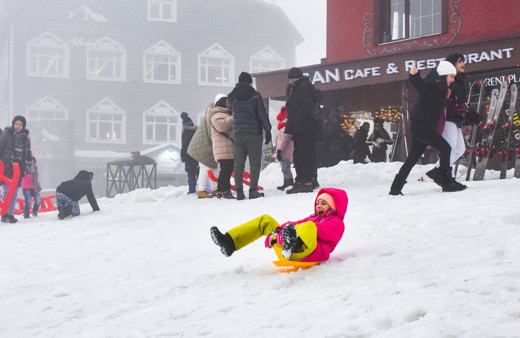 Yarıyıl tatilinin ilk gününde Uludağ'da karın keyfini çıkardılar!