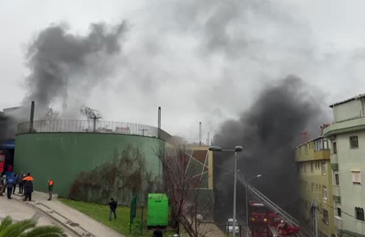 İstanbul'da katlı otoparkta yangın çıktı!