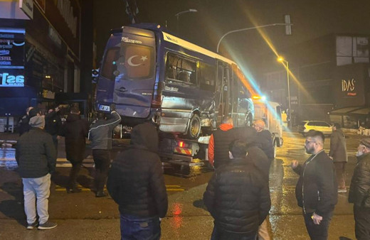 Otomobilin çarptığı dolmuş devrildi: 11 yaralı!