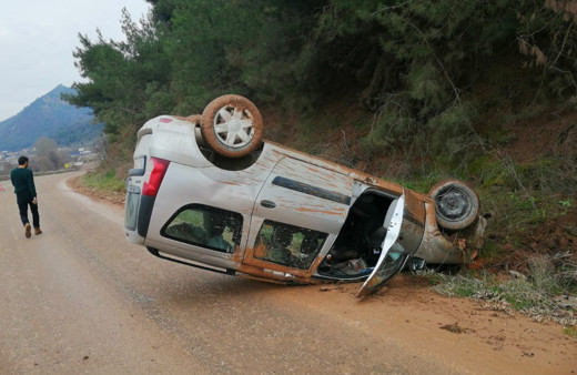 Osmaneli'de takla atan aracın sürücüsü yaralandı