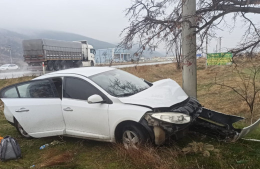 Beton elektrik direğine çarpan otomobilde 3 kişi yaralandı