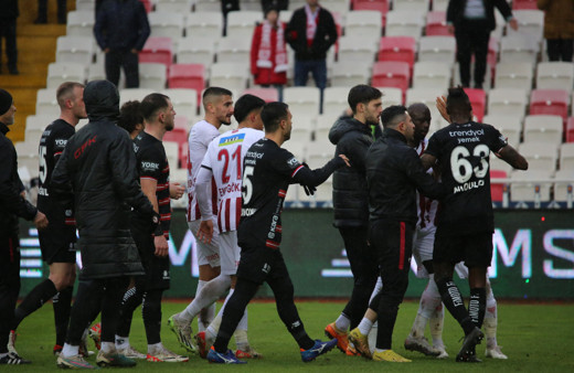 Sivasspor - Gaziantep FK maçı sonrası gerginlik çıktı