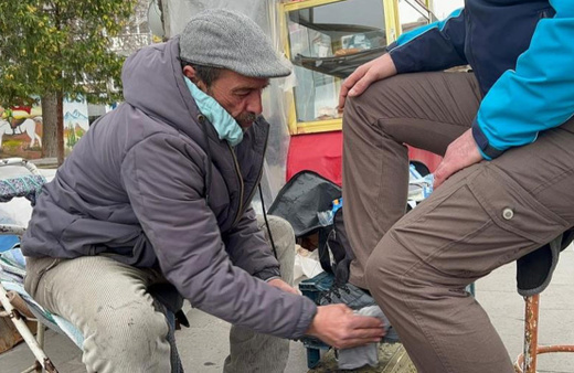Ayakkabı boyayarak hem ev sahibi oldu, hem çocuklarını okuttu!