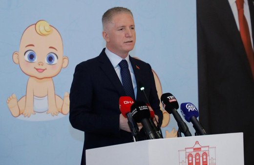 İstanbul Valiliği 30 bin bebeğin bez ihtiyacını karşılamak için kart dağıtımına başladı