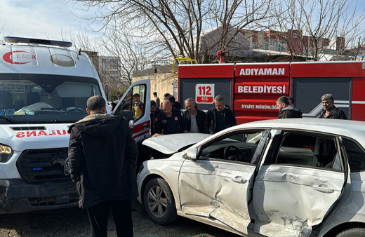 Ambulans ile otomobil çarpıştı: 2 kişi yaralandı!