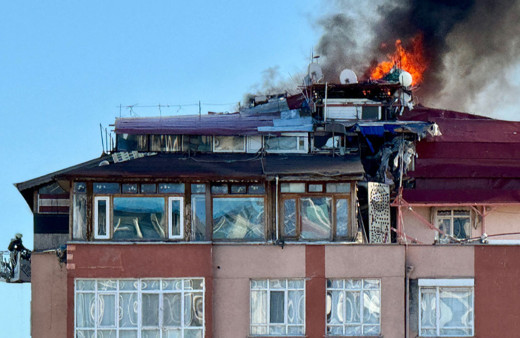 Ankara'da 7 katlı binanın çatısında yangın çıktı!