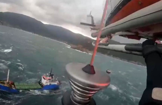 Film gibi kurtarma operasyonu! Sürüklenen geminin mürettebatı helikopterle kurtarıldı!