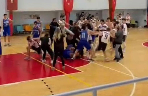 Basketbol maçında kavga çıktı! Bir oyuncu yaralandı!