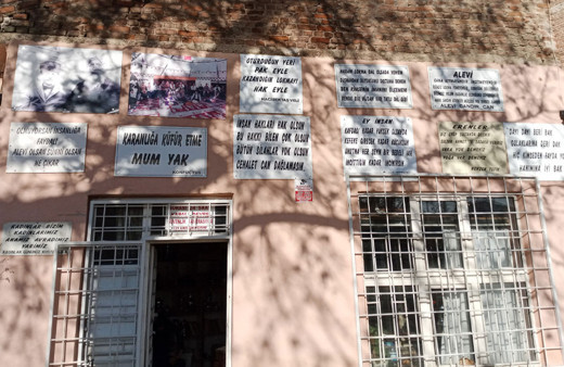 Dükkânının duvarına astığı güzel sözler görenlerin beğenisini kazanıyor!