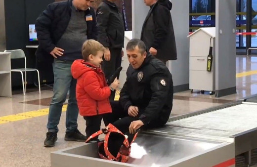 Havalimanı polisi alarma geçti! Çocuğun çantası silah dolu!