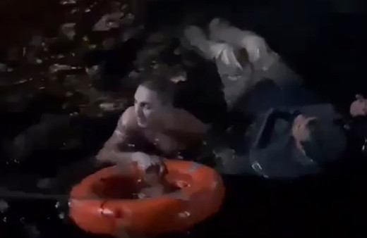  İstanbul Boğazı’nda can pazarı! Vapurdan denize düşen adamı sahilde midye satan genç kurtardı