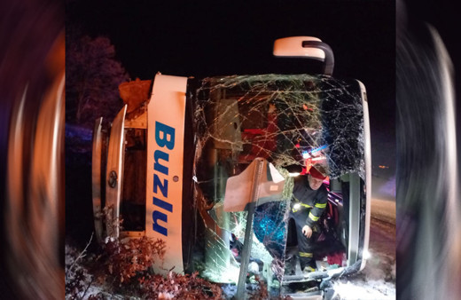 Yolcu otobüsü devrildi: 18 kişi yaralandı!