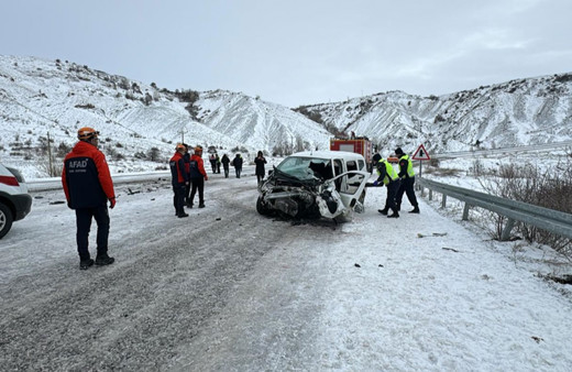 Yolcu minibüsü ile hafif ticari araç çarpıştı: 16 kişi yaralandı!