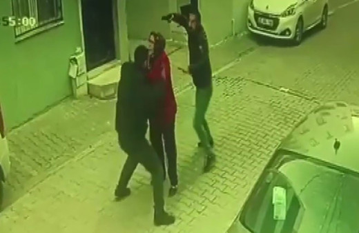 İzmir'de silahlı düello! Sokaktan geçen kadını kalkan olarak kullandı