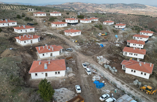 Kilis’te depremzedeler için yapılan köy evlerinin inşası sürüyor