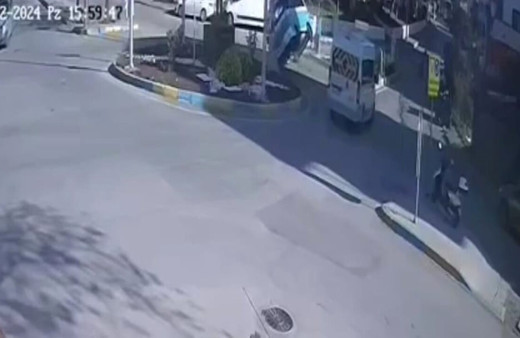 İzmir’de servis aracıyla çarpışan yolcu minibüsü devrildi