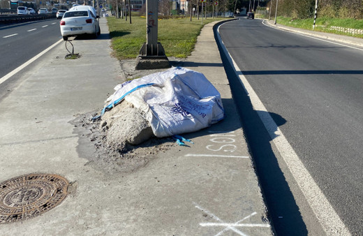 İBB ekiplerinin yol kenarına koyduğu tuz çuvalları yola saçıldı