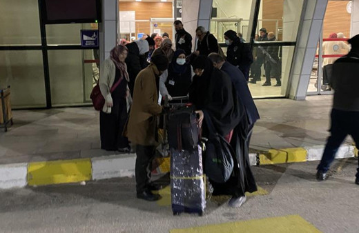 Umre kafilesini taşıyan uçakta şüpheli paket paniği: Uçak geri döndü