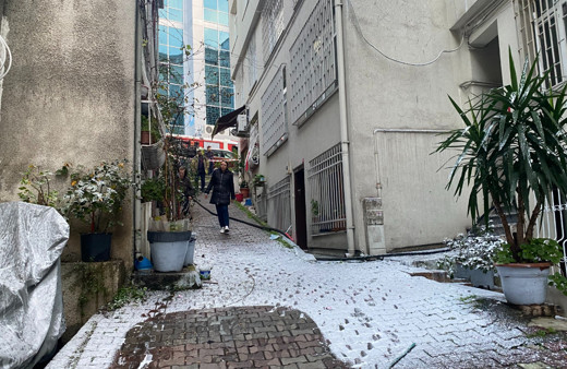 Beyoğlu’nda binada çıkan yangın korkuttu, yaşlı kadın kurtarıldı