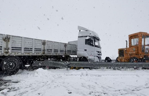 Van’da kar yağışı kazaları beraberinde getirdi