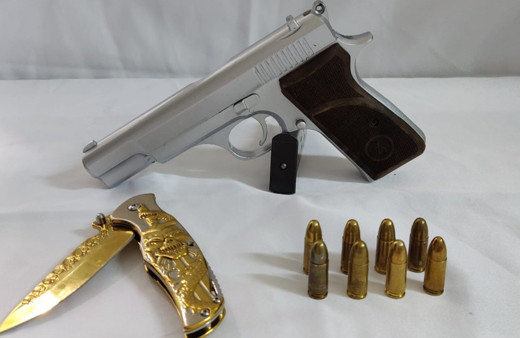 Araçta yapılan aramada bıçak ve tabanca ele geçirildi