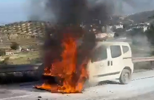 Hatay'da hafif ticari araç alev alev yandı