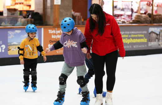 Eyüpsultan Sömestir Festivali’nde buz pateni keyfi sürüyor