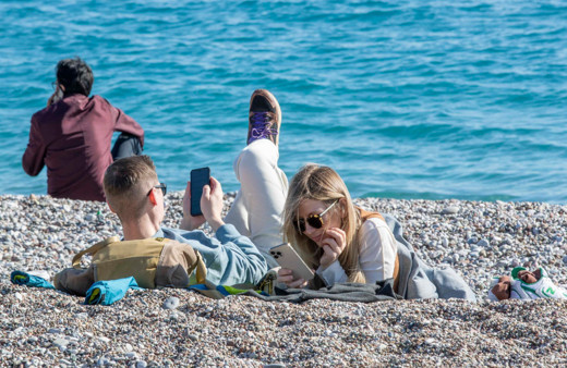 Antalya'da sıcak havayı fırsat bilenler denize girdiler