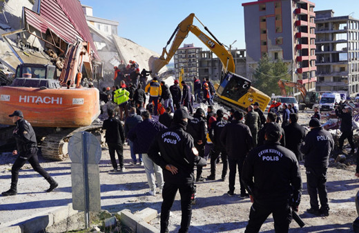 Ağır hasarlı bina yıkım sırasında iş makinesinin üzerine çöktü!