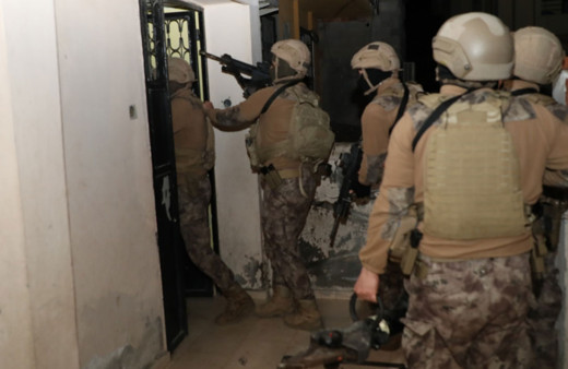 Mersin'de silah kaçakçılığı operasyonu: 5 şüpheli yakalandı!