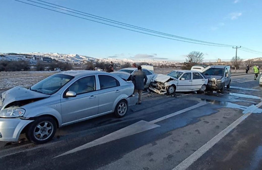 Sivas'ta zincirleme kaza: 10 araç birbirine girdi!