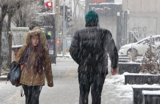 Van'da kar esareti: 429 yol kapandı, uçak seferleri rötar yaptı!