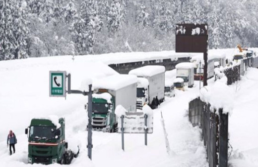 Japonya’da kar kalınlığı 50 santimetreyi aştı: 800 araç mahsur kaldı