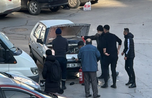 Sivas'ta bir sürücü alev alan otomobilini montuyla söndürmeye çalıştı