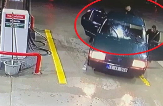 Çaldıkları otomobilin yakıtı bitince benzin istasyonunda yakalandılar