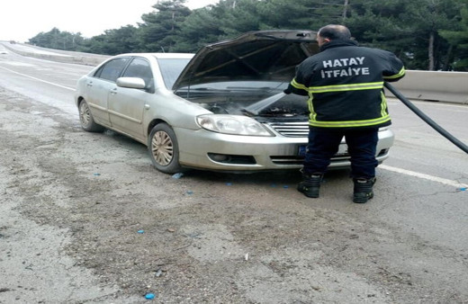 Hatay’da aracın motor kısmında meydana gelen yangını itfaiye söndürdü