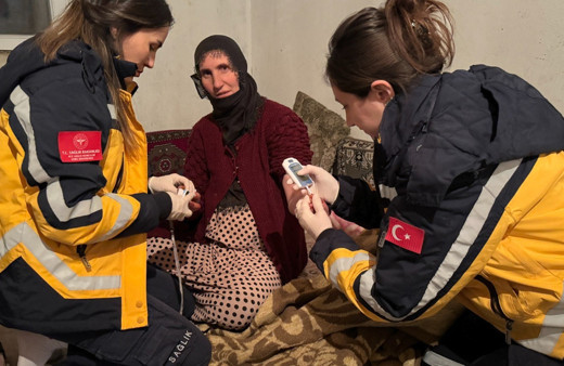 Hamile kadın paletli ambulansla kurtarıldı