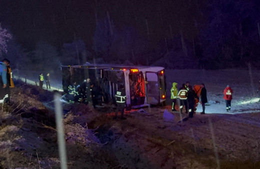 Yolcu otobüsü devrildi! Bölgeye çok sayıda ekip gönderildi! Ölü ve yaralılar var...