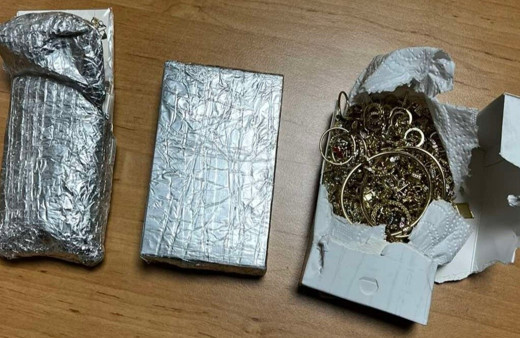 Ceketinin cebine koyduğu kaçak altınlar ile sınırı geçemedi