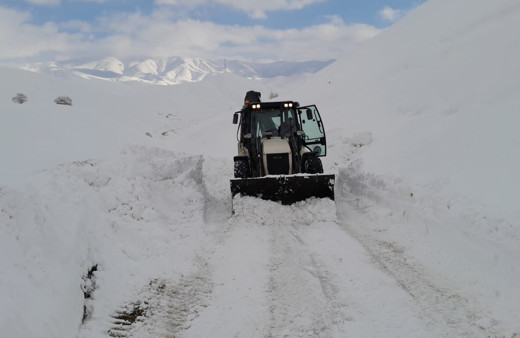 Yüksekova’da kepçe boyunu aşan karda yol açma çalışması