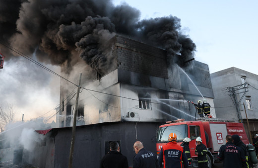 Para vermeyen ağabeyinin işyerini tiner döküp yaktı