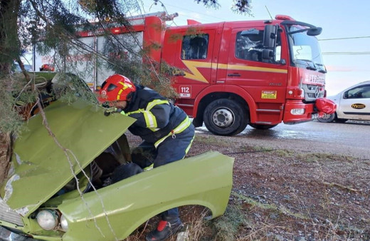 Yol kenarındaki ağaca çarpan otomobil hurdaya döndü: 2 yaralı