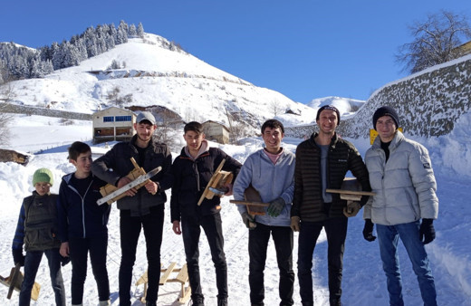 Tatilin keyfini tahta kızaklarla kayarak çıkartıyorlar