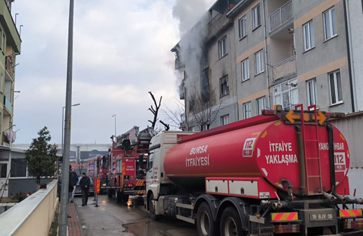 Bursa'da apartmanda yangın çıktı: 8 kişi hastaneye kaldırıldı!
