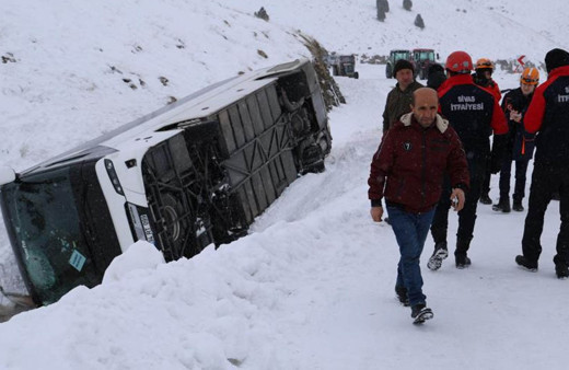 Cenaze dönüşü felaketi yaşadılar! Sivas'ta içinde 50 yolcu olan otobüs devrildi